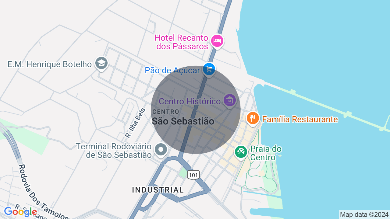 Debruçada sobre a areia da praia de Camburizinho