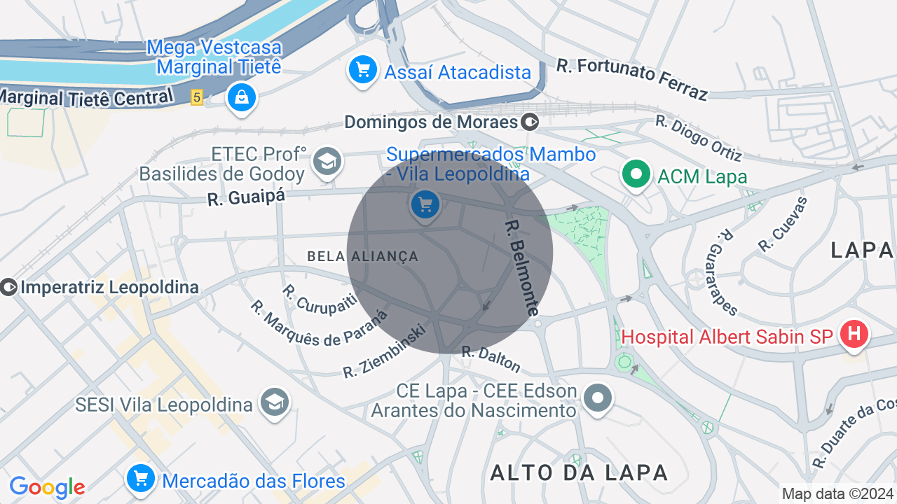 Linda casa em rua tranquila