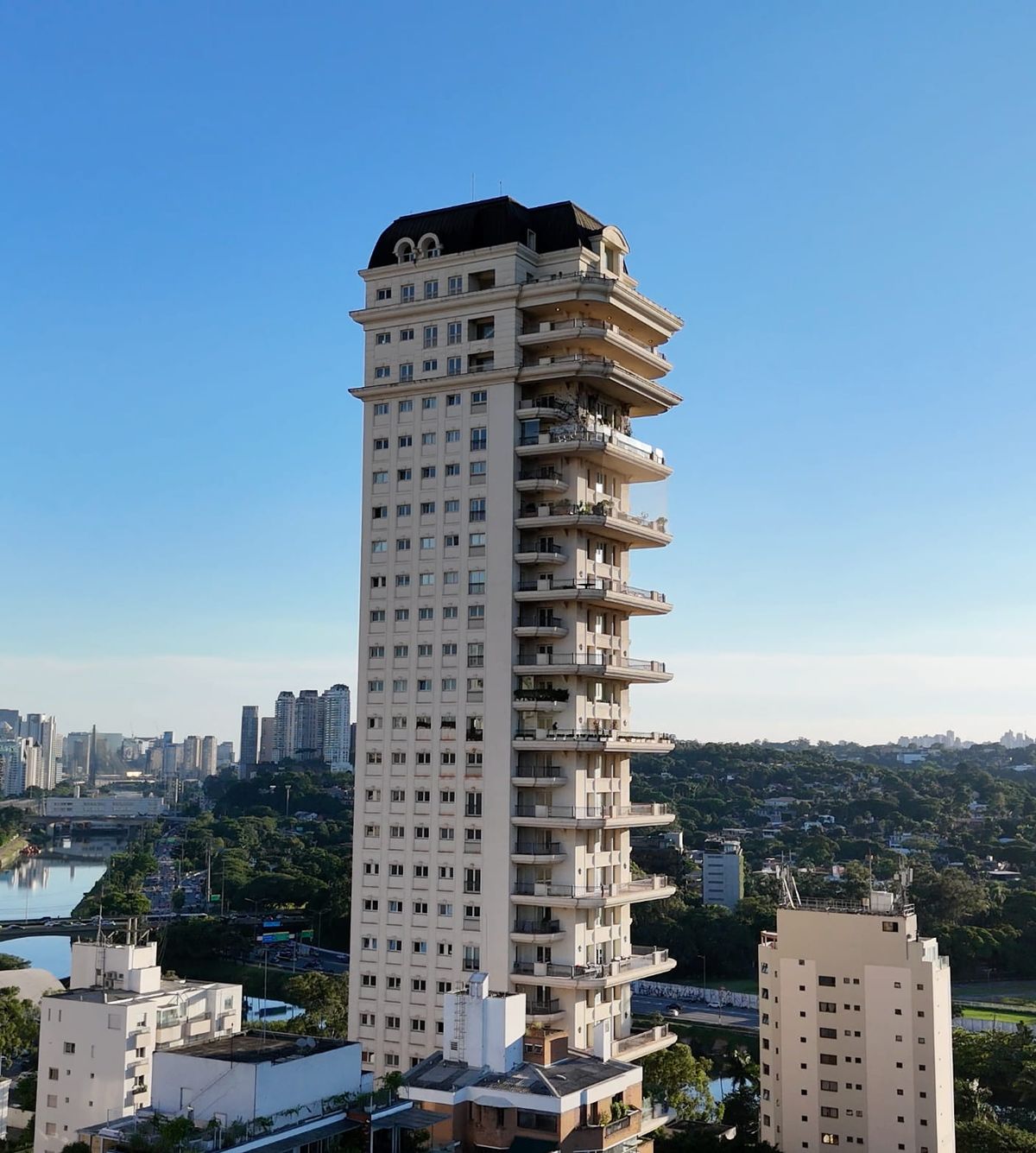 Interior residencial amplo com luz natural e materiais claros