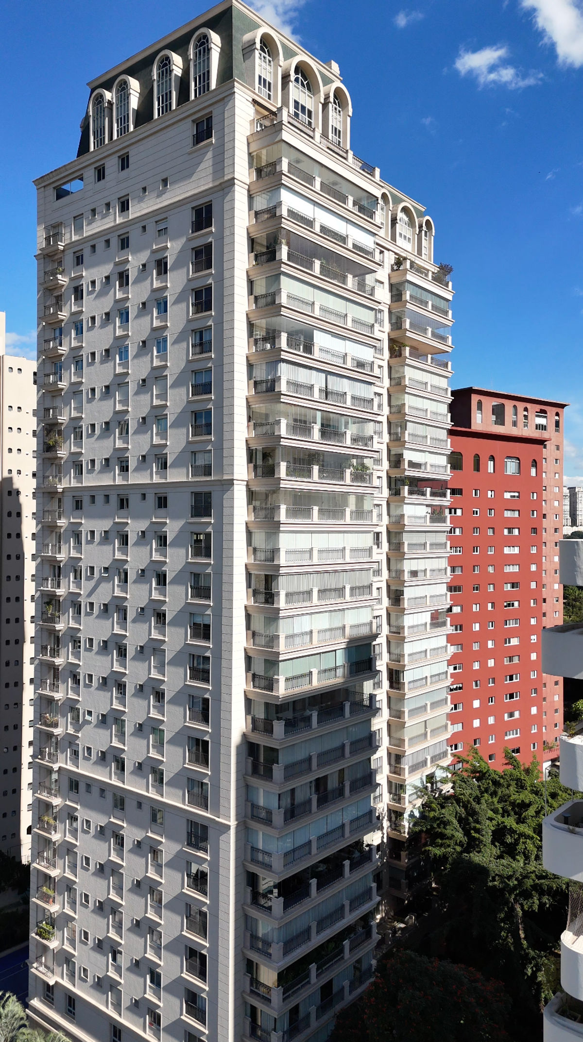Suite residencial com vista, luz suave e atmosfera silenciosa